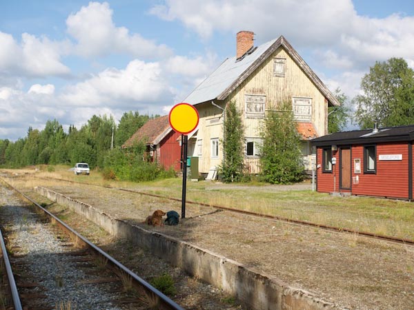 Kecil_waiting_on_train_in_Meselefors-Sweden